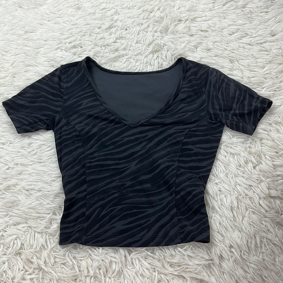 Lululemon Nulu Cropped Slim Yoga Short Sleeve Le Tigre Camo Deep Coal - Picture 1 of 4